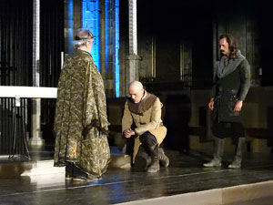 Representaci&oacute; de la Consueta de Sant Jordi cavaller a la nau g&ograve;tica de la Catedral