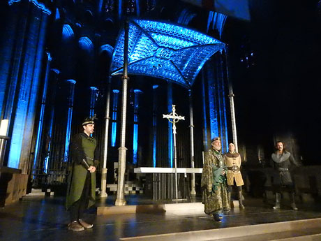 Representació de la Consueta de Sant Jordi cavaller a la nau gòtica de la Catedral
