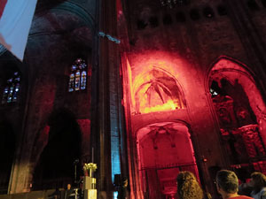 Representaci&oacute; de la Consueta de Sant Jordi cavaller a la nau g&ograve;tica de la Catedral