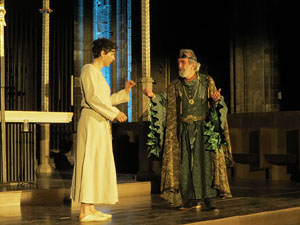 Representaci&oacute; de la Consueta de Sant Jordi cavaller a la nau g&ograve;tica de la Catedral