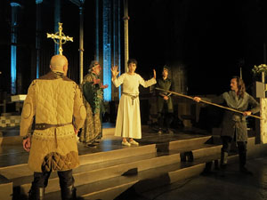 Representaci&oacute; de la Consueta de Sant Jordi cavaller a la nau g&ograve;tica de la Catedral