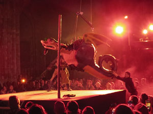 Representaci&oacute; de la Consueta de Sant Jordi cavaller a la nau g&ograve;tica de la Catedral