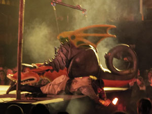 Representaci&oacute; de la Consueta de Sant Jordi cavaller a la nau g&ograve;tica de la Catedral