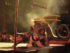 Representaci&oacute; de la Consueta de Sant Jordi cavaller a la nau g&ograve;tica de la Catedral