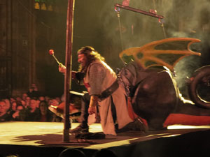 Representaci&oacute; de la Consueta de Sant Jordi cavaller a la nau g&ograve;tica de la Catedral
