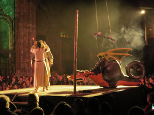 Representaci&oacute; de la Consueta de Sant Jordi cavaller a la nau g&ograve;tica de la Catedral