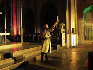 Representaci&oacute; de la Consueta de Sant Jordi cavaller a la nau g&ograve;tica de la Catedral