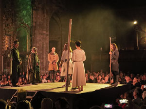 Representaci&oacute; de la Consueta de Sant Jordi cavaller a la nau g&ograve;tica de la Catedral