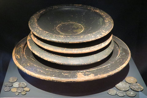 Plats i monedes. Ceràmica campaniana, bronze i plom. Època romana, segle I-II aC. Illa Pedrosa, Torroella de Montgrí