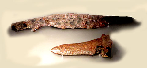 Ganivet afalcat. Ferro. Edat del Ferro, ibèric. Segle III aC. Mas Castellar (Pontós) - Punyal. Ferro. Època romana. Segle II dC. Tolegassos (Viladamat)