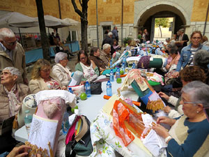 Fires de Sant Narcís 2024. Trobada de puntaires al pati de les Magnòlies