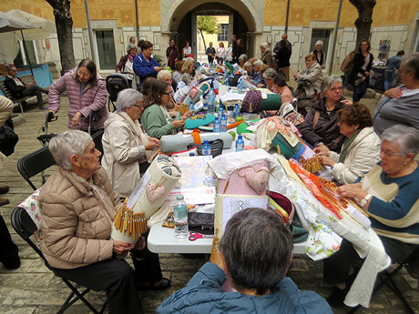 Fires de Sant Narcís 2024. Trobada de puntaires al pati de les Magnòlies