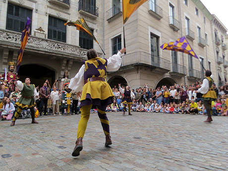 Fires de Sant Narc&iacute;s 2025. Toc de rams. Cerim&ograve;nia del canvi de rams de les gegantes