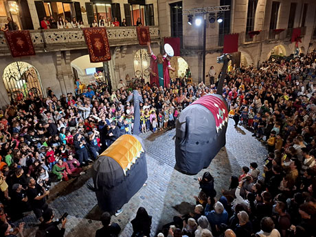 Fires de Sant Narcís 2025. El pregó. Ballades a la plaça del Vi