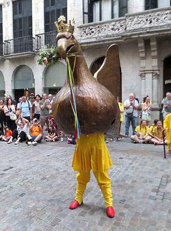 Arribada a la pla&ccedil;a del Vi i ball de l'&Agrave;liga de la Ciutat