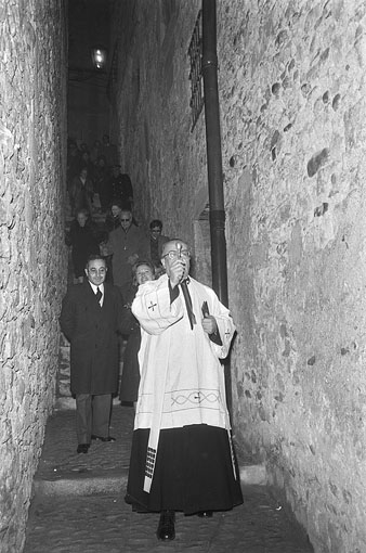 Inauguració del carrer de Sant Llorenç després de les obres de restauració. Benedicció oficiada pel mossèn Geli. Al fons, en primer terme, a l'esquerra, l'alcalde, Ignasi de Ribot de Balle. 1975