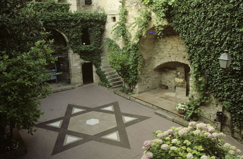 Pati dels Rabins del Centre Bonastruc ça Porta. 2000