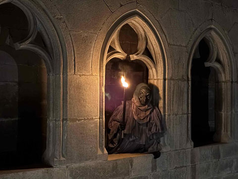 La Bruixa de la Catedral a l'interior de la nau gòtica del temple