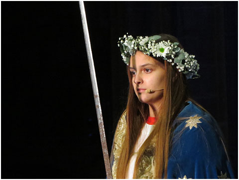 Ariadna Mari Manotas cantant el Cant de la Sibil&middot;la