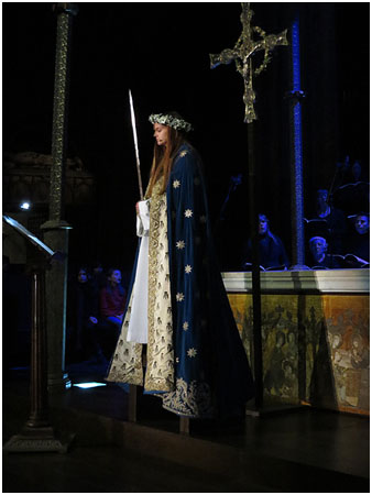 Ariadna Mari Manotas interpretant el Cant de la Sibil&middot;la