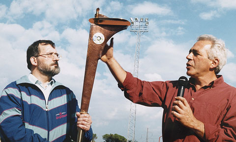 Lliurament de la torxa del 75è aniversari del GEiEG, a l'estadi de Palau. Presentació de la torxa commemorativa pels artistes realitzadors, Ramon Boix i Manel Palahí. 1995