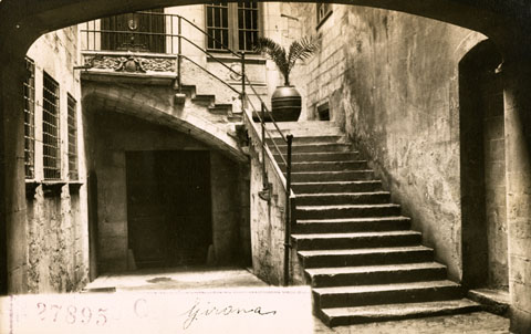 Pati interior i escales de pedra de la Casa Sambola, tamb&eacute; coneguda com a Pla Dalmau. 1919
