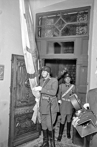 Actes de commemoraci&oacute; del 150&egrave; aniversari dels Setges a Girona de 1808-1809a. Soldats amb la bandera d'Ult&ograve;nia arribant a la inauguraci&oacute; de l'exposici&oacute; a la casa Sambola. 1959