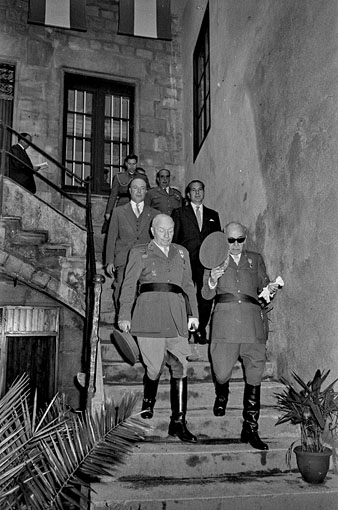 Actes de commemoraci&oacute; del 150&egrave; aniversari dels Setges a Girona de 1808-1809a. A primera fila, d'esquerra a dreta, el capit&agrave; general de la IV Regi&oacute; Militar Pablo Martin Alonso i el governador militar Joaquin L&oacute;pez Tienda. Al darrere, d'esquerra a dreta, el governador civil i cap provincial del Movimiento Josep Pag&egrave;s Costart i l'alcalde de Girona Pere Ordis Llach. 1959