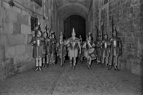 Els Manaies de Girona travessant el portal de Sobreportes per Setmana Santa. 1957