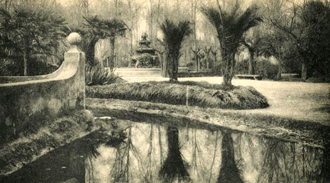 Jardins de la Devesa. Al centre, el brollador. A l'esquerra, el Temple dels M&uacute;sics. 1920-1930