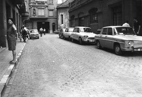 El carrer de la Premsa. Al fons, l'esgl&eacute;sia de Santa Susanna del Mercadal. 1973