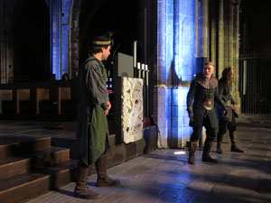 Representaci&oacute; de la Consueta de Sant Jordi cavaller a la nau g&ograve;tica de la Catedral