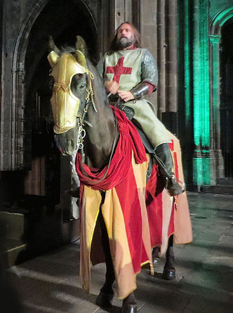 Representaci&oacute; de la Consueta de Sant Jordi cavaller a la nau g&ograve;tica de la Catedral