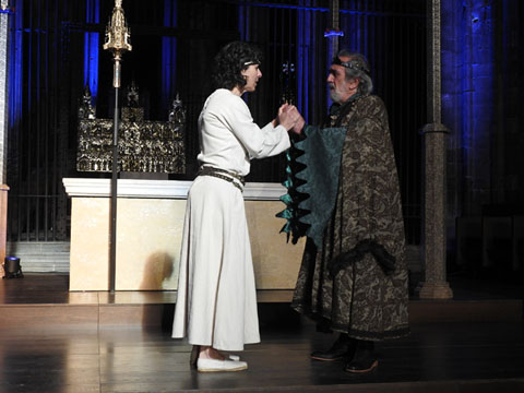 El rei (Ferran Frauca) i la princesa (Mireia Vall&egrave;s) durant la representaci&oacute;