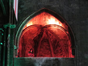 Representaci&oacute; de la Consueta de Sant Jordi cavaller a la nau g&ograve;tica de la Catedral