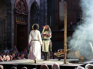 Representaci&oacute; de la Consueta de Sant Jordi cavaller a la nau g&ograve;tica de la Catedral