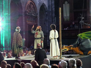 Representaci&oacute; de la Consueta de Sant Jordi cavaller a la nau g&ograve;tica de la Catedral
