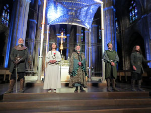 Representaci&oacute; de la Consueta de Sant Jordi cavaller a la nau g&ograve;tica de la Catedral