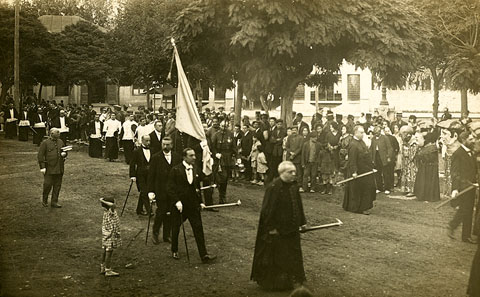 Process&oacute; de Corpus al seu pas per la pla&ccedil;a Marqu&egrave;s de Camps. 1915-1923