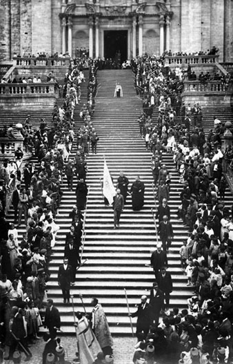 Sortida de la process&oacute; de Corpus Christi de la Catedral. 1920-1930