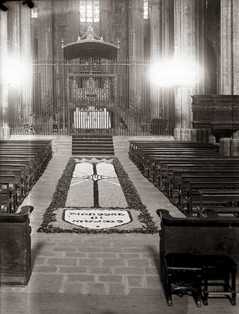 Catifa de flors a l'interior de la Catedral de Girona. 1924-1934