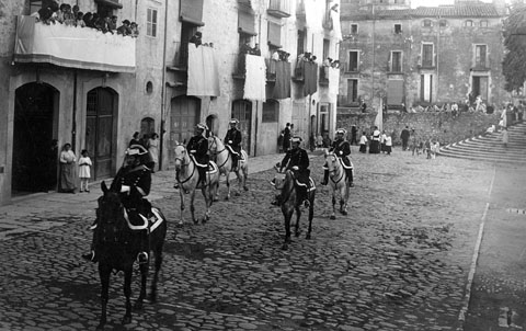 Pas de la process&oacute; de Corpus per la pla&ccedil;a de Sant Pere. 1930-1940