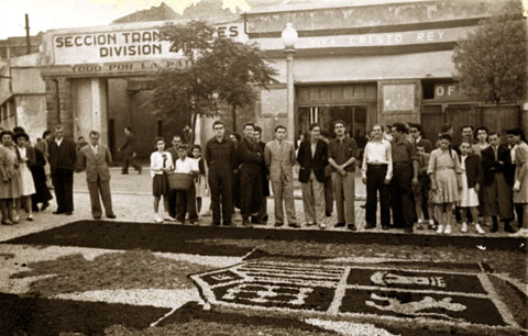 Catifa de flors a la Gran Via Jaume I, a l'altura del garatge Callic&oacute;, amb motiu del dia de Corpus. 1940-1950