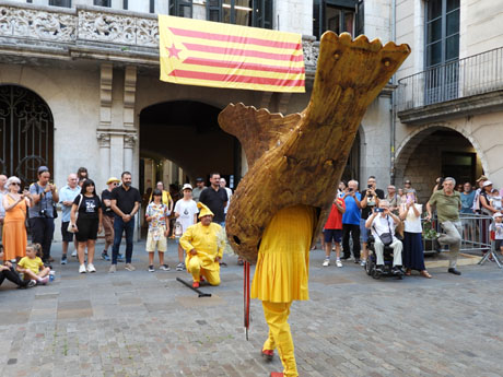 Arribada a la pla&ccedil;a del Vi i ball de l'&Agrave;liga de la Ciutat