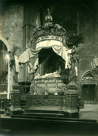 Llit de la Mare de D&eacute;u a la catedral de Girona. Ca. 1930