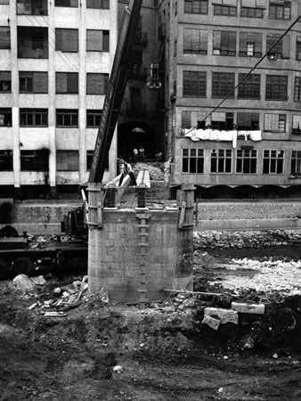Treballs de construcci&oacute; del nou pont. 1973
