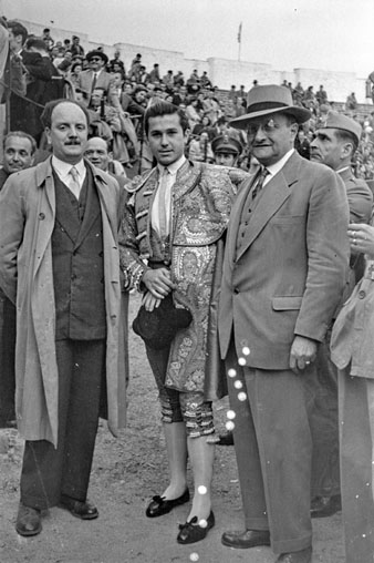 Rodatge de 'Pandora i l'holand&egrave;s errant'. Retrat de dos homes amb el torero Mario Cabr&eacute;. 1950