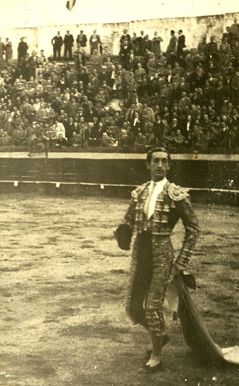 El torero Manuel Rodr&iacute;guez S&aacute;nchez, Manolete, a la Pla&ccedil;a de toros de Girona, dins els actes de les Fires i Festes de Sant Narc&iacute;s. 1944