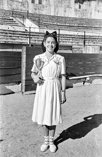 Concurs de sardanes a la Pla&ccedil;a de toros de Girona. Retrat d'una noia amb un trofeu. 1948