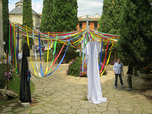 Temps de Flors 2026. Creu de Terme monestir de Sant Pere de Galligants